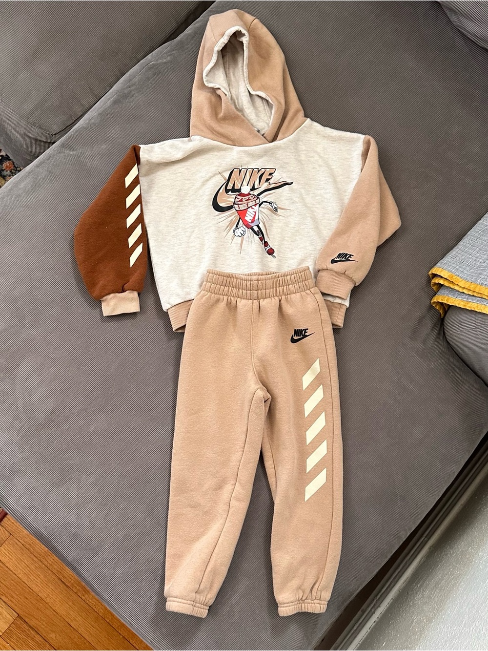 Nike Boys 2-Piece Fleece Hoodie & Pants Set 4T Logo Pockets Skating Shoe Box